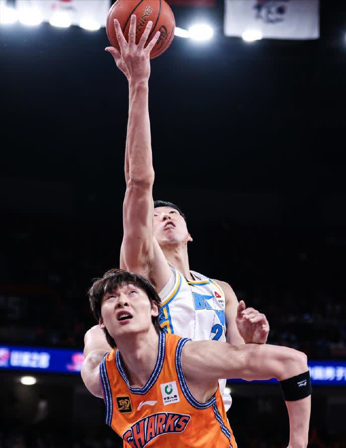 上海男篮突破对手防线取得胜利的简单介绍